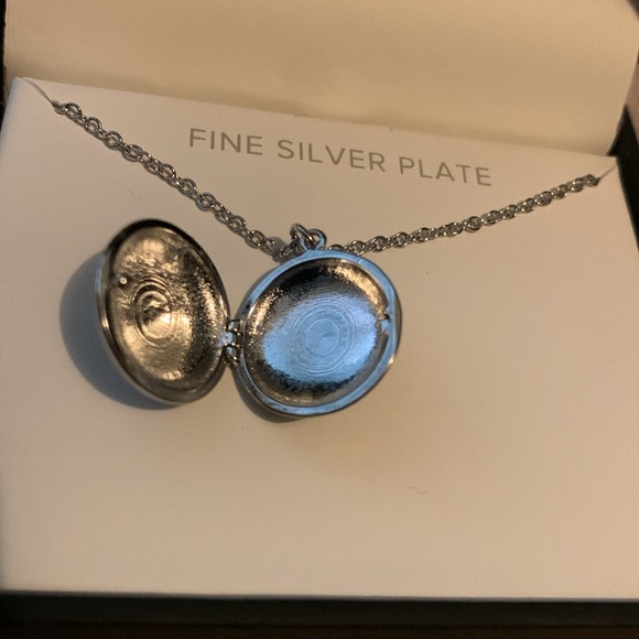 Brand new, never taken out of the box, silver plated locket with an engraved C. - Picture 2 of 4